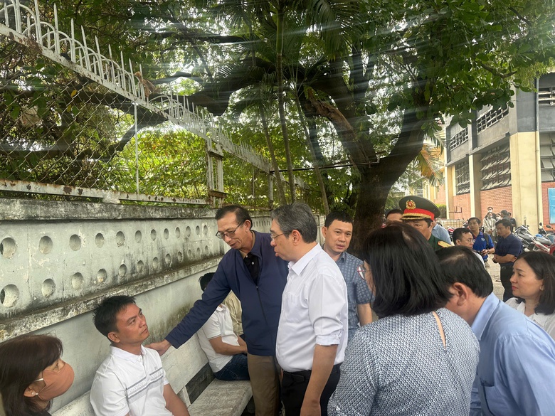 L&atilde;nh đạo TP.HCM thăm hỏi, hỗ trợ gia đ&igrave;nh nạn nh&acirc;n vụ ch&aacute;y khiến 3 người tử vong- Ảnh 1.