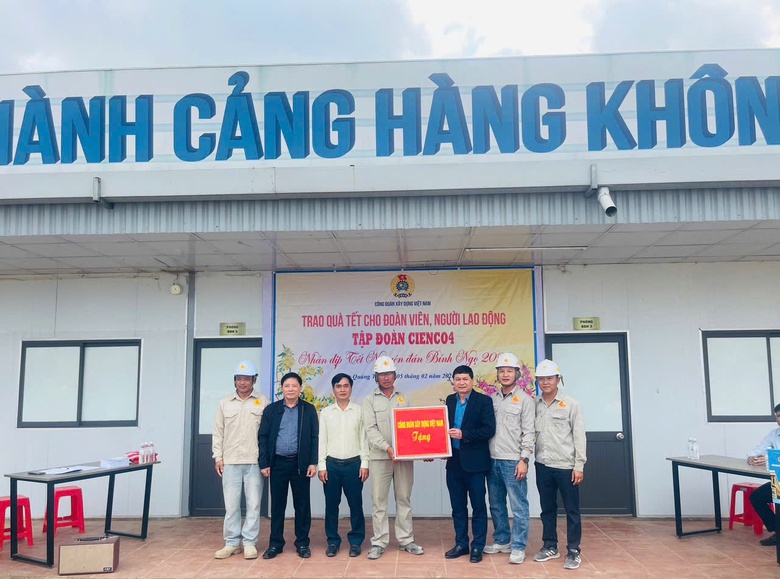 Nghĩa tình Công đoàn tiếp sức người lao động nơi công trường ngày giáp Tết- Ảnh 3. Nghĩa tình Công đoàn tiếp sức người lao động nơi công trường ngày giáp Tết- Ảnh 3.