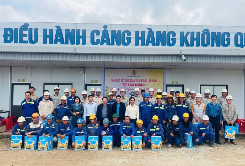 Nghĩa tình Công đoàn tiếp sức người lao động nơi công trường ngày giáp Tết- Ảnh 2. Nghĩa tình Công đoàn tiếp sức người lao động nơi công trường ngày giáp Tết- Ảnh 2.