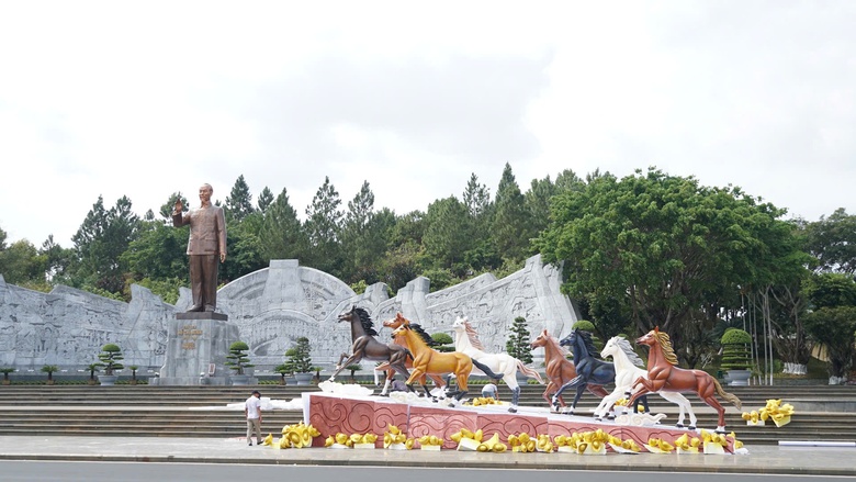 Ngắm linh vật bát mã nay, nhớ về hào khí Tây Sơn tam kiệt năm xưa- Ảnh 1. Ngắm linh vật bát mã nay, nhớ về hào khí Tây Sơn tam kiệt năm xưa- Ảnh 1.
