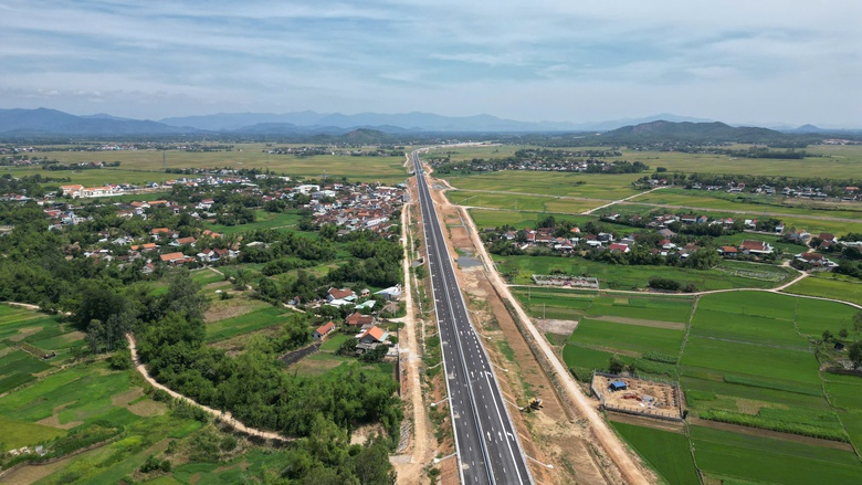 Thứ trưởng Nguyễn Việt H&ugrave;ng: Sẵn s&agrave;ng khai th&aacute;c 90km cao tốc qua miền Trung trước Tết- Ảnh 2.