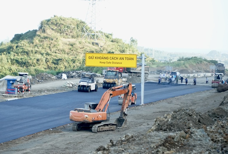Dồn lực ho&agrave;n thiện, th&ocirc;ng xe 36km cao tốc Ch&iacute; Thạnh - V&acirc;n Phong ng&agrave;y 15/2- Ảnh 4.