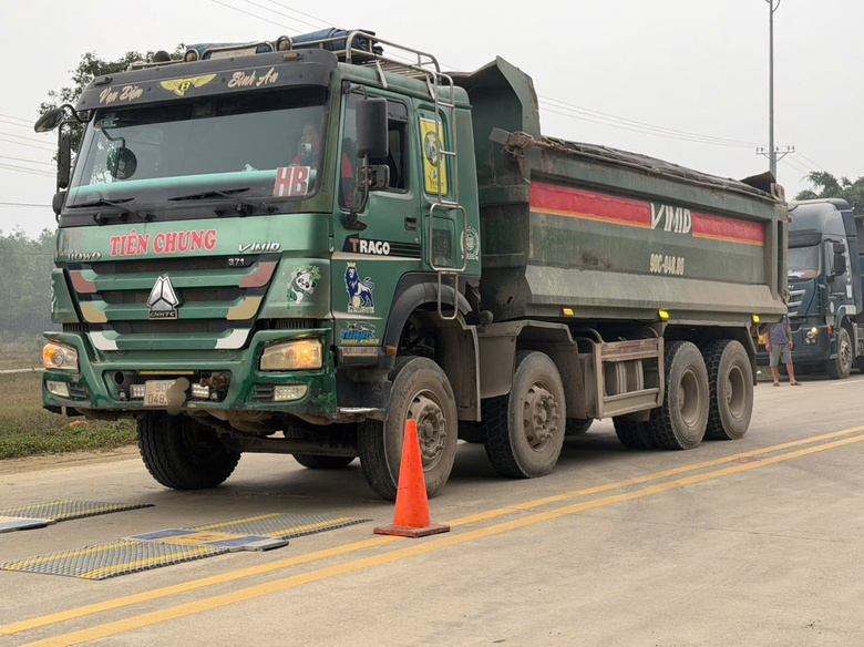 CSGT Phú Thọ xử lý ô tô cơi nới thùng, chở hàng quá tải- Ảnh 3. CSGT Phú Thọ xử lý ô tô cơi nới thùng, chở hàng quá tải- Ảnh 3.