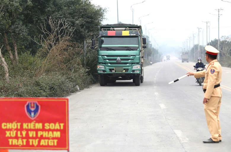 CSGT Phú Thọ xử lý ô tô cơi nới thùng, chở hàng quá tải- Ảnh 1. CSGT Phú Thọ xử lý ô tô cơi nới thùng, chở hàng quá tải- Ảnh 1.