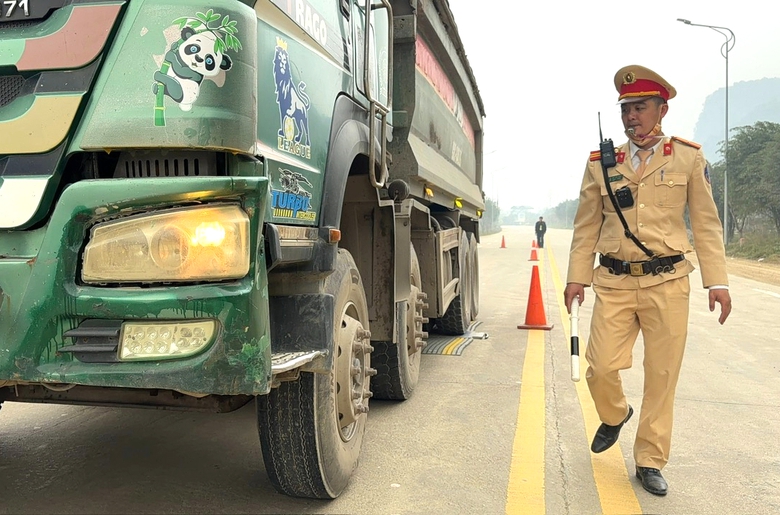 CSGT Phú Thọ xử lý ô tô cơi nới thùng, chở hàng quá tải- Ảnh 12. CSGT Phú Thọ xử lý ô tô cơi nới thùng, chở hàng quá tải- Ảnh 12.