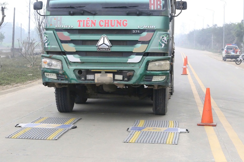 CSGT Phú Thọ xử lý ô tô cơi nới thùng, chở hàng quá tải- Ảnh 15. CSGT Phú Thọ xử lý ô tô cơi nới thùng, chở hàng quá tải- Ảnh 15.