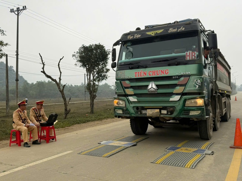 CSGT Phú Thọ xử lý ô tô cơi nới thùng, chở hàng quá tải- Ảnh 7. CSGT Phú Thọ xử lý ô tô cơi nới thùng, chở hàng quá tải- Ảnh 7.