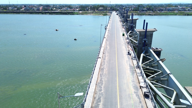 Sẵn s&agrave;ng th&ocirc;ng xe cầu thứ 7 bắc qua s&ocirc;ng Tr&agrave; Kh&uacute;c phục vụ người d&acirc;n đi lại dịp Tết- Ảnh 8.