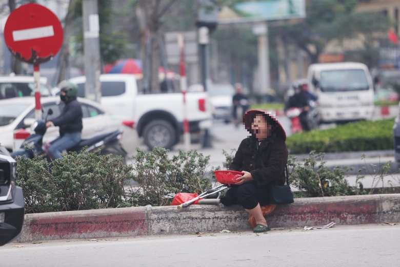 Người ăn xin ngồi giữa đường ở thành phố Vinh gây phản cảm, tiềm ẩn nguy cơ tai nạn- Ảnh 3. Người ăn xin ngồi giữa đường ở thành phố Vinh gây phản cảm, tiềm ẩn nguy cơ tai nạn- Ảnh 3.