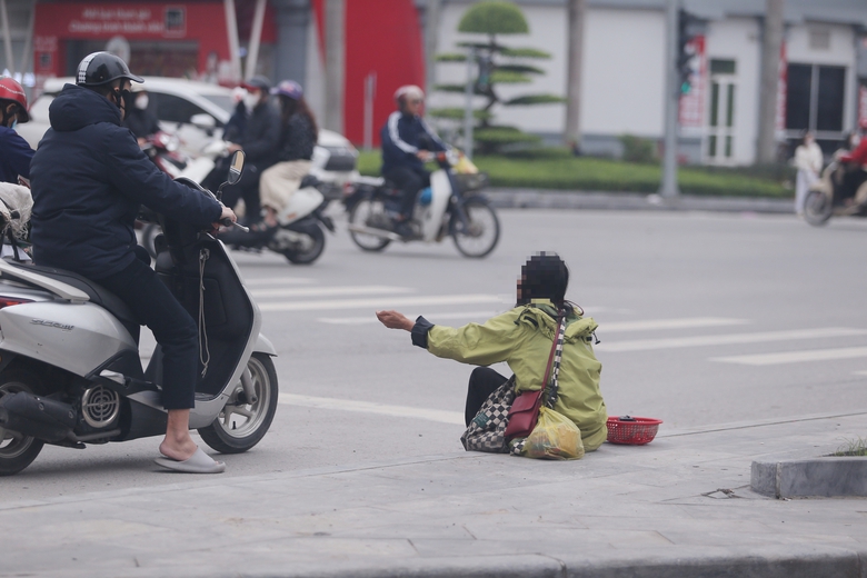 Người ăn xin ngồi giữa đường ở thành phố Vinh gây phản cảm, tiềm ẩn nguy cơ tai nạn- Ảnh 4. Người ăn xin ngồi giữa đường ở thành phố Vinh gây phản cảm, tiềm ẩn nguy cơ tai nạn- Ảnh 4.