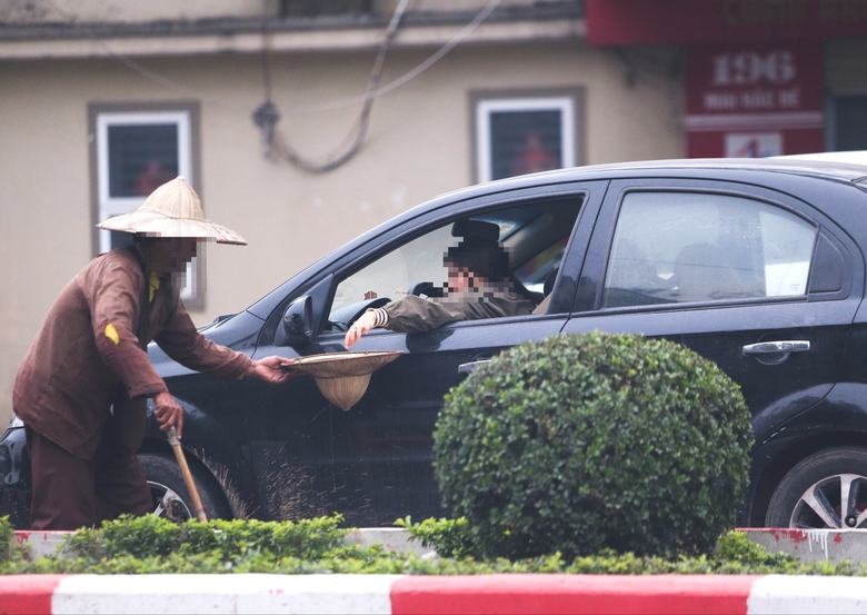 Người ăn xin ngồi giữa đường ở thành phố Vinh gây phản cảm, tiềm ẩn nguy cơ tai nạn- Ảnh 1. Người ăn xin ngồi giữa đường ở thành phố Vinh gây phản cảm, tiềm ẩn nguy cơ tai nạn- Ảnh 1.