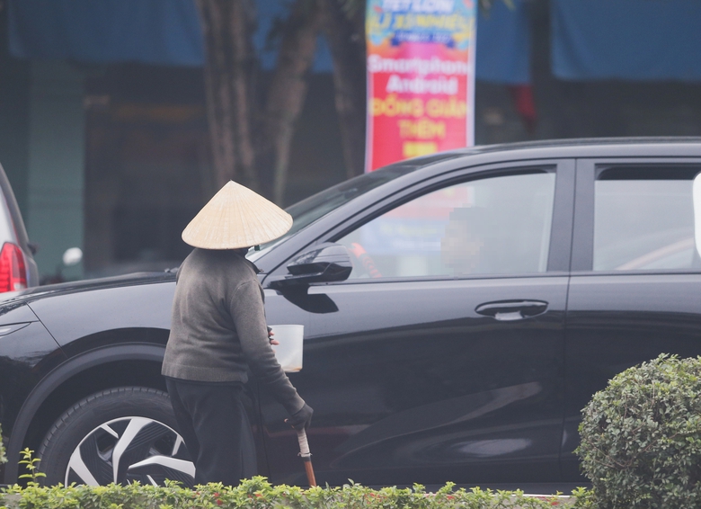 Người ăn xin ngồi giữa đường ở thành phố Vinh gây phản cảm, tiềm ẩn nguy cơ tai nạn- Ảnh 2. Người ăn xin ngồi giữa đường ở thành phố Vinh gây phản cảm, tiềm ẩn nguy cơ tai nạn- Ảnh 2.