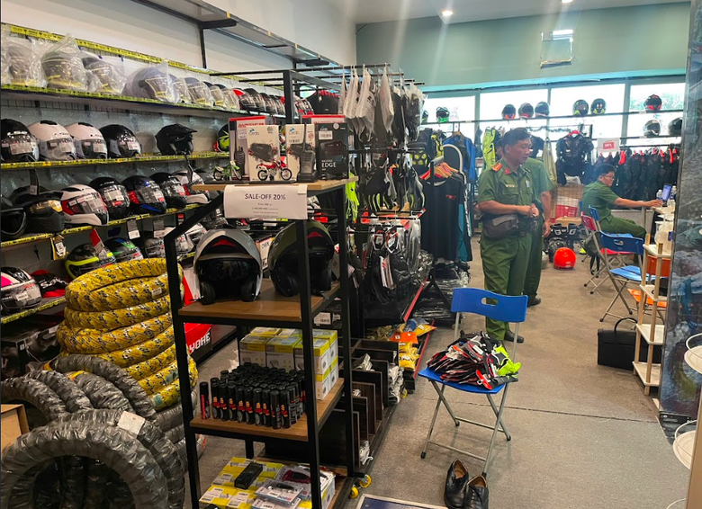 TP.HCM: Bắt gi&aacute;m đốc doanh nghiệp Tigit Motorbikes trốn thuế- Ảnh 2.