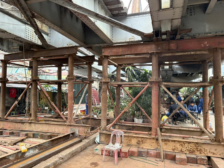 Ph&aacute;t hiện hư hỏng nghi&ecirc;m trọng tại cầu Long Bi&ecirc;n, đường sắt tạm dừng t&agrave;u- Ảnh 2.