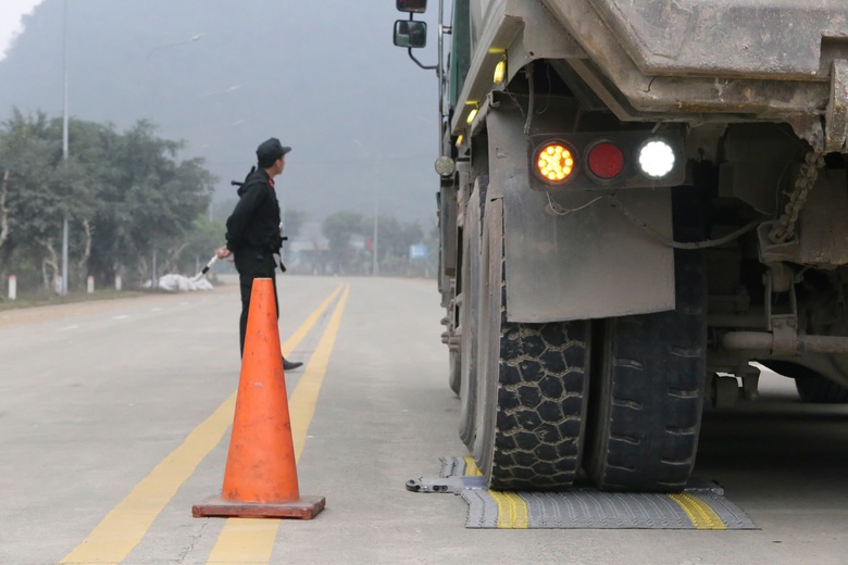 CSGT Phú Thọ xử lý ô tô cơi nới thùng, chở hàng quá tải- Ảnh 5. CSGT Phú Thọ xử lý ô tô cơi nới thùng, chở hàng quá tải- Ảnh 5.