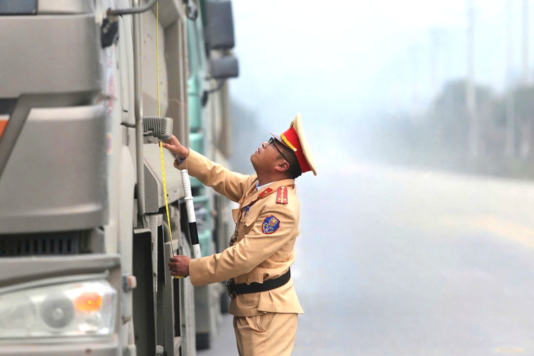 CSGT Phú Thọ xử lý ô tô cơi nới thùng, chở hàng quá tải- Ảnh 10. CSGT Phú Thọ xử lý ô tô cơi nới thùng, chở hàng quá tải- Ảnh 10.