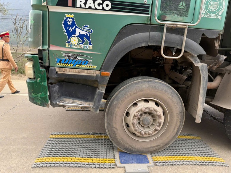 CSGT Phú Thọ xử lý ô tô cơi nới thùng, chở hàng quá tải- Ảnh 8. CSGT Phú Thọ xử lý ô tô cơi nới thùng, chở hàng quá tải- Ảnh 8.