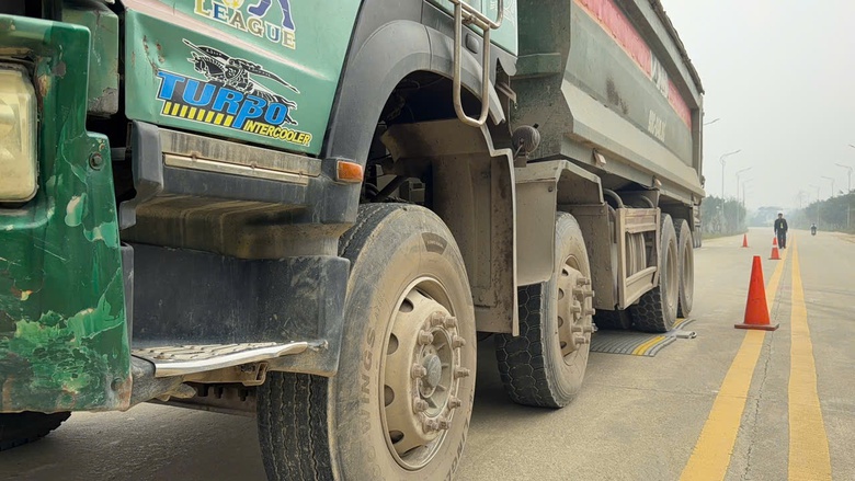 CSGT Phú Thọ xử lý ô tô cơi nới thùng, chở hàng quá tải- Ảnh 4. CSGT Phú Thọ xử lý ô tô cơi nới thùng, chở hàng quá tải- Ảnh 4.