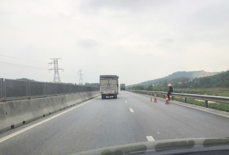Lượng phương tiện tăng cao dịp Tết, loạt giải pháp cần thiết cho cao tốc qua miền Trung- Ảnh 5. Lượng phương tiện tăng cao dịp Tết, loạt giải pháp cần thiết cho cao tốc qua miền Trung- Ảnh 5.