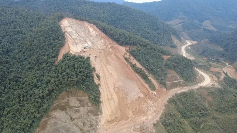 Thi công xuyên đêm những ngày cận Tết trên tuyến đường kết nối Lào Cai - Lai Châu- Ảnh 4. Thi công xuyên đêm những ngày cận Tết trên tuyến đường kết nối Lào Cai - Lai Châu- Ảnh 4.