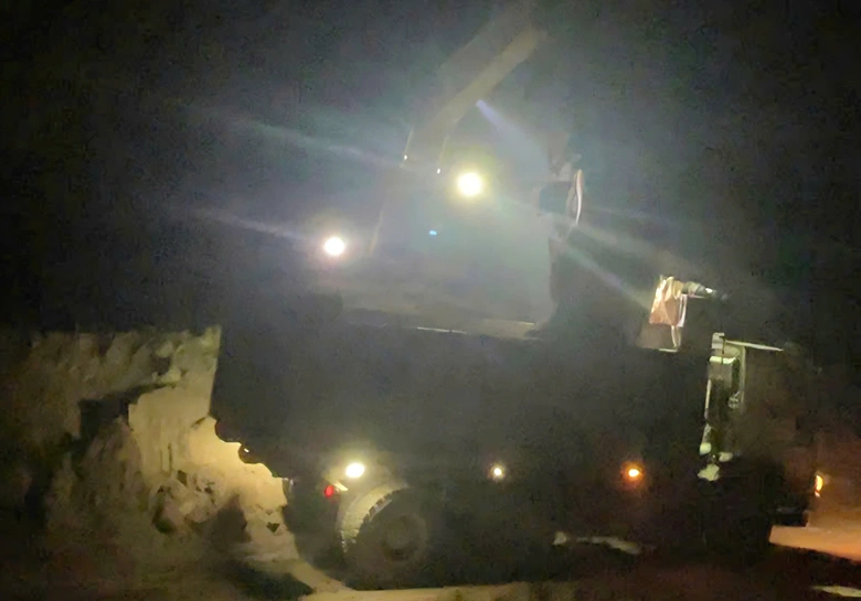 Thi công xuyên đêm những ngày cận Tết trên tuyến đường kết nối Lào Cai - Lai Châu- Ảnh 5. Thi công xuyên đêm những ngày cận Tết trên tuyến đường kết nối Lào Cai - Lai Châu- Ảnh 5.