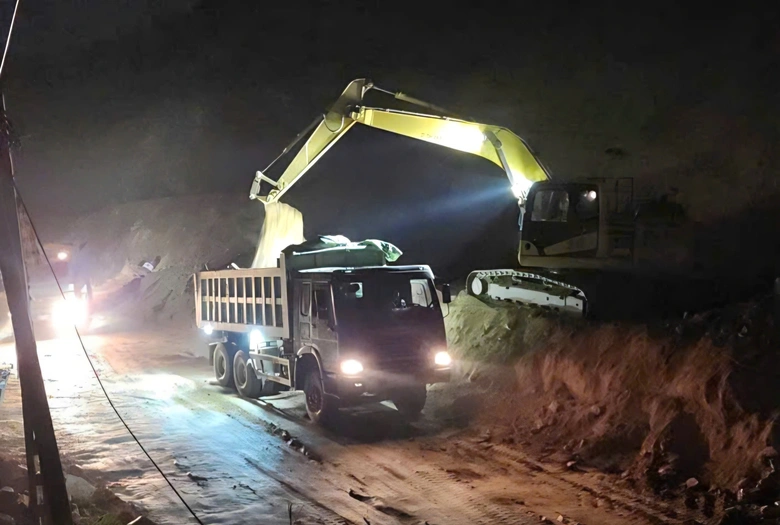 Thi công xuyên đêm những ngày cận Tết trên tuyến đường kết nối Lào Cai - Lai Châu- Ảnh 8. Thi công xuyên đêm những ngày cận Tết trên tuyến đường kết nối Lào Cai - Lai Châu- Ảnh 8.