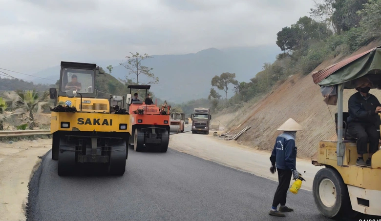 Thi công xuyên đêm những ngày cận Tết trên tuyến đường kết nối Lào Cai - Lai Châu- Ảnh 1. Thi công xuyên đêm những ngày cận Tết trên tuyến đường kết nối Lào Cai - Lai Châu- Ảnh 1.