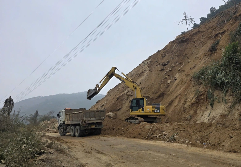 Thi công xuyên đêm những ngày cận Tết trên tuyến đường kết nối Lào Cai - Lai Châu- Ảnh 3. Thi công xuyên đêm những ngày cận Tết trên tuyến đường kết nối Lào Cai - Lai Châu- Ảnh 3.