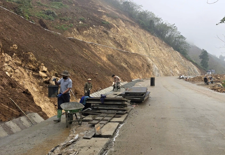 Thi công xuyên đêm những ngày cận Tết trên tuyến đường kết nối Lào Cai - Lai Châu- Ảnh 2. Thi công xuyên đêm những ngày cận Tết trên tuyến đường kết nối Lào Cai - Lai Châu- Ảnh 2.