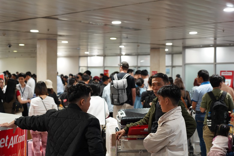 Dự kiến khách đông kỷ lục dịp Tết, sân bay Tân Sơn Nhất chủ động nhiều phương án khai thác- Ảnh 2. Dự kiến khách đông kỷ lục dịp Tết, sân bay Tân Sơn Nhất chủ động nhiều phương án khai thác- Ảnh 2.