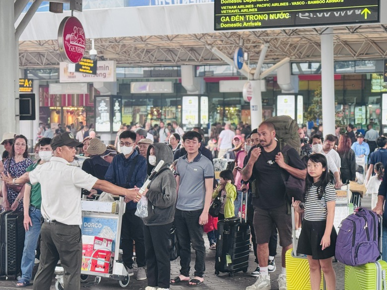 Dự kiến khách đông kỷ lục dịp Tết, sân bay Tân Sơn Nhất chủ động nhiều phương án khai thác- Ảnh 1. Dự kiến khách đông kỷ lục dịp Tết, sân bay Tân Sơn Nhất chủ động nhiều phương án khai thác- Ảnh 1.