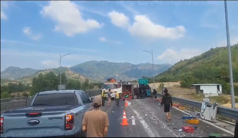 &Ocirc; t&ocirc; va chạm li&ecirc;n ho&agrave;n, cao tốc Cam L&acirc;m - Vĩnh Hảo &ugrave;n tắc k&eacute;o d&agrave;i- Ảnh 1.