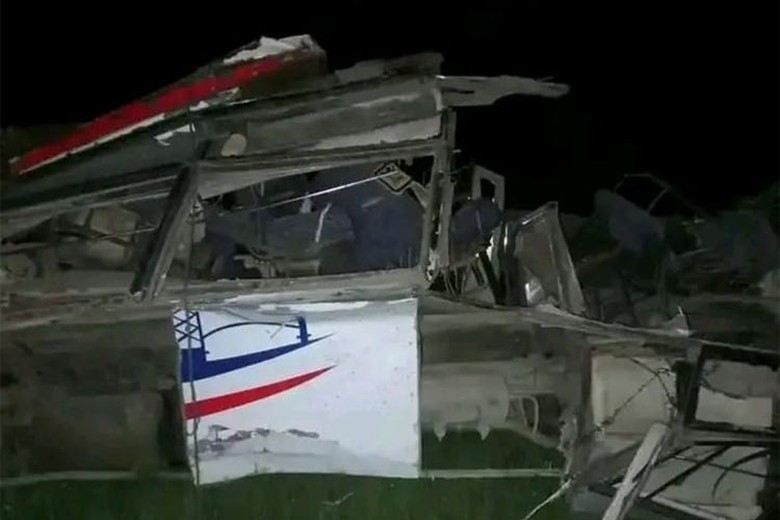 Nepal: Xe chở đo&agrave;n đưa d&acirc;u lao xuống vực s&acirc;u gần 200m, 13 người tử vong- Ảnh 1.