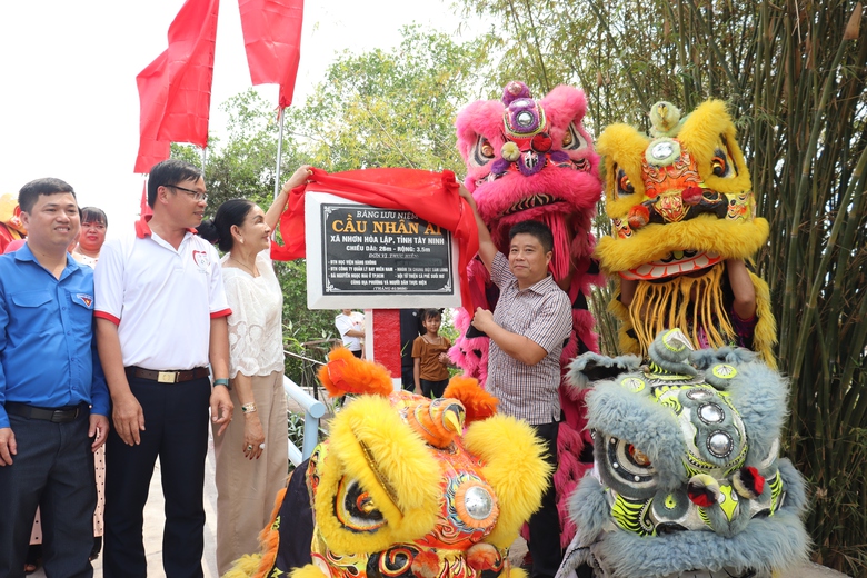 Kh&aacute;nh th&agrave;nh cầu Nh&acirc;n &Aacute;i, tuổi trẻ Bộ X&acirc;y dựng nối nhịp giao th&ocirc;ng v&ugrave;ng bi&ecirc;n T&acirc;y Ninh- Ảnh 2.