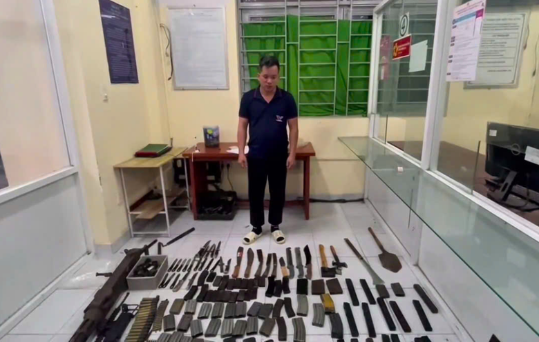 TP.HCM: Bắt đối tượng t&agrave;ng trữ, mua b&aacute;n tr&aacute;i ph&eacute;p số lượng lớn vũ kh&iacute; - Ảnh 1.