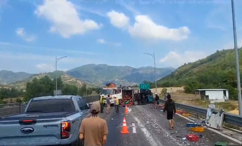 Hiện trường vụ tai nạn liên hoàn trên cao tốc Cam Lâm - Vĩnh Hảo. Hiện trường vụ tai nạn liên hoàn trên cao tốc Cam Lâm - Vĩnh Hảo.