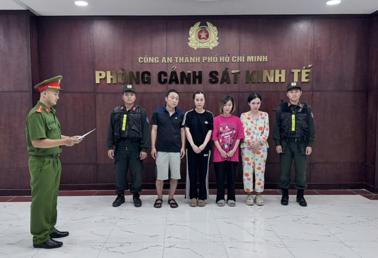 Triệt ph&aacute; đường d&acirc;y bu&ocirc;n b&aacute;n nước hoa giả trị gi&aacute; khoảng 10 tỷ đồng- Ảnh 1.