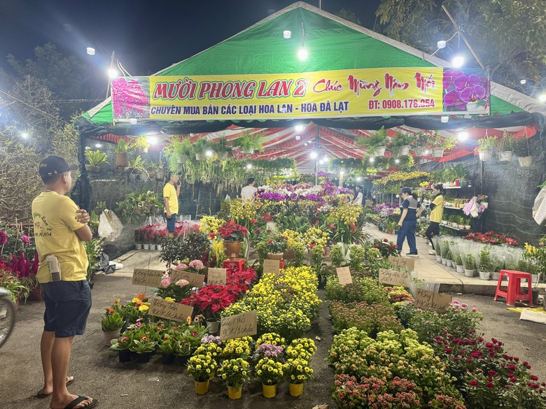 Đồng Nai: Hoa Tết rực rỡ xuống phố, tiểu thương hồi hộp chờ cao điểm mua sắm- Ảnh 12.