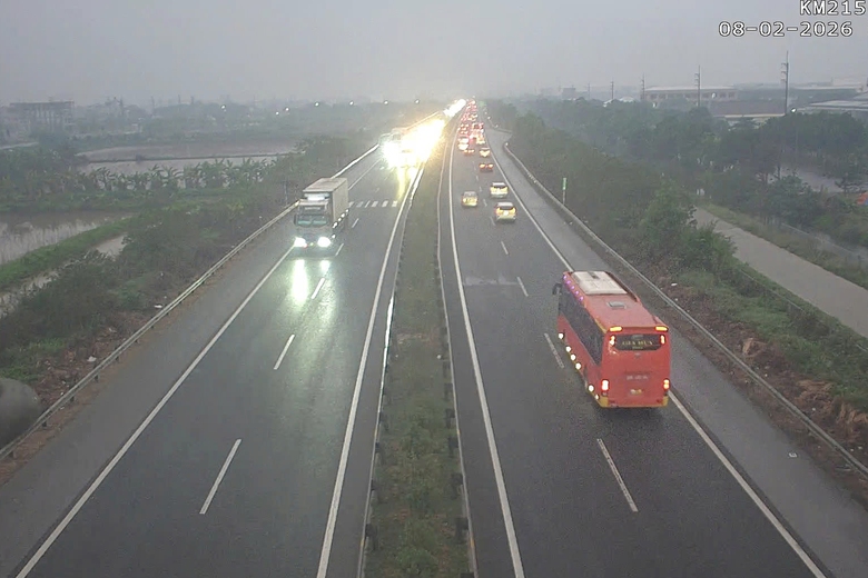 Mưa gây trơn trượt trên cao tốc, tài xế lưu thông như thế nào cho an toàn?- Ảnh 1. Mưa gây trơn trượt trên cao tốc, tài xế lưu thông như thế nào cho an toàn?- Ảnh 1.