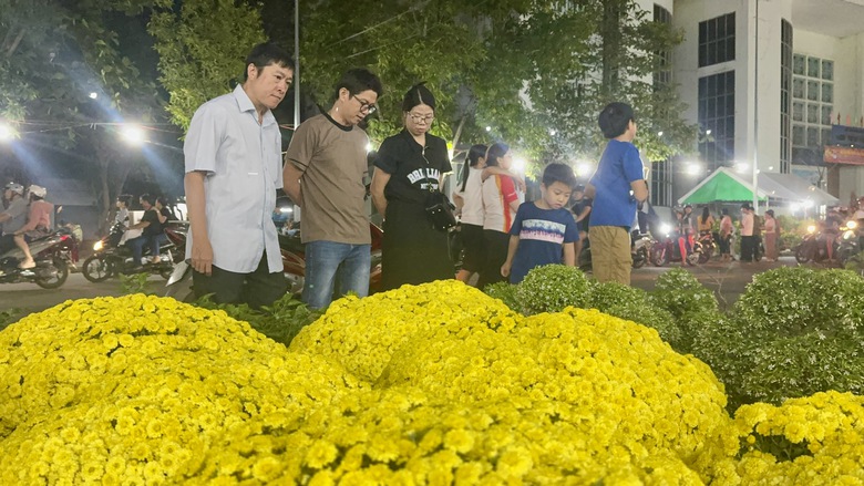 Đồng Nai: Hoa Tết rực rỡ xuống phố, tiểu thương hồi hộp chờ cao điểm mua sắm- Ảnh 13.