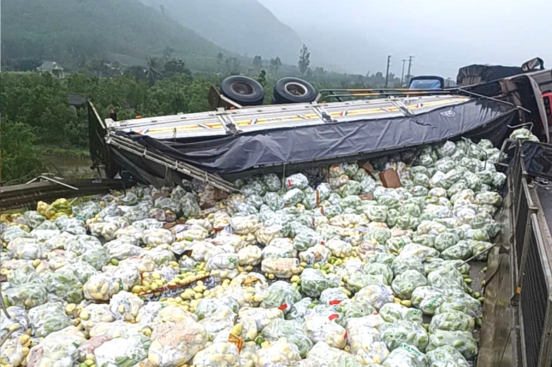 Hai vụ tai nạn li&ecirc;n tiếp, cao tốc qua Thanh H&oacute;a bị &aacute;ch tắc nhiều giờ- Ảnh 2.