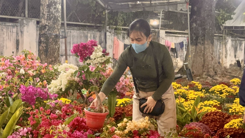 Đồng Nai: Hoa Tết rực rỡ xuống phố, tiểu thương hồi hộp chờ cao điểm mua sắm- Ảnh 3.