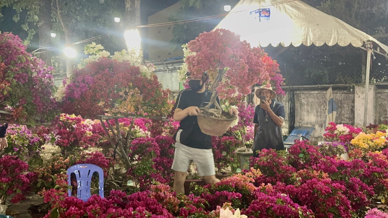 Đồng Nai: Hoa Tết rực rỡ xuống phố, tiểu thương hồi hộp chờ cao điểm mua sắm- Ảnh 6.