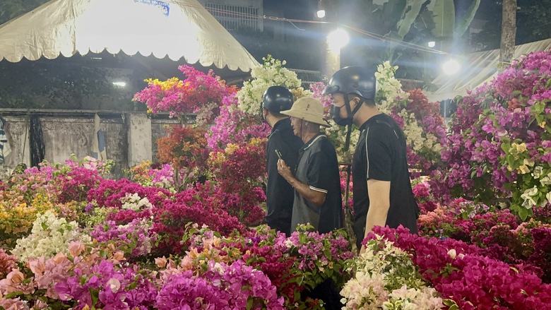 Đồng Nai: Hoa Tết rực rỡ xuống phố, tiểu thương hồi hộp chờ cao điểm mua sắm- Ảnh 4.