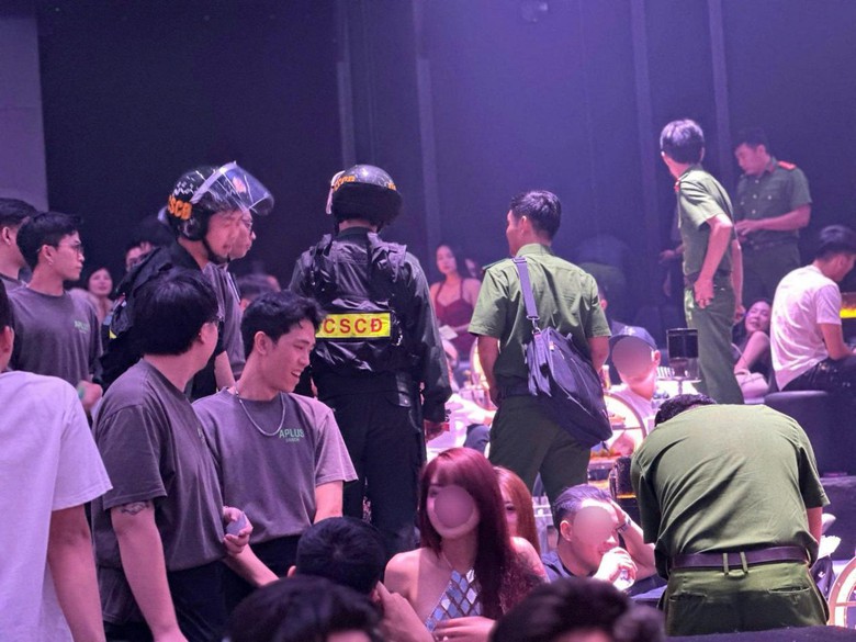 TP.HCM: Cảnh s&aacute;t đột k&iacute;ch qu&aacute;n bar Aplus, 17 trường hợp dương t&iacute;nh với ma t&uacute;y- Ảnh 1.