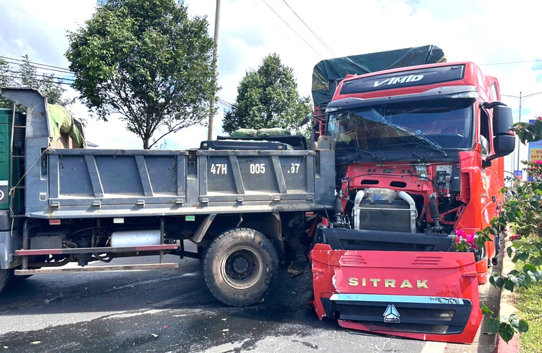 Đắk Lắk: Tai nạn liên hoàn trên đường tránh Tây Buôn Ma Thuột, 7 xe hư hỏng- Ảnh 2. Đắk Lắk: Tai nạn liên hoàn trên đường tránh Tây Buôn Ma Thuột, 7 xe hư hỏng- Ảnh 2.