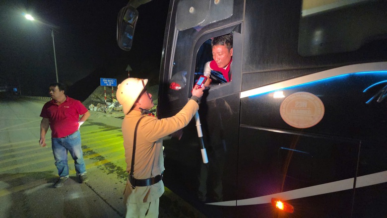 CSGT L&agrave;o Cai siết an to&agrave;n giao th&ocirc;ng xe kh&aacute;ch dịp cuối năm tr&ecirc;n QL4D- Ảnh 2.