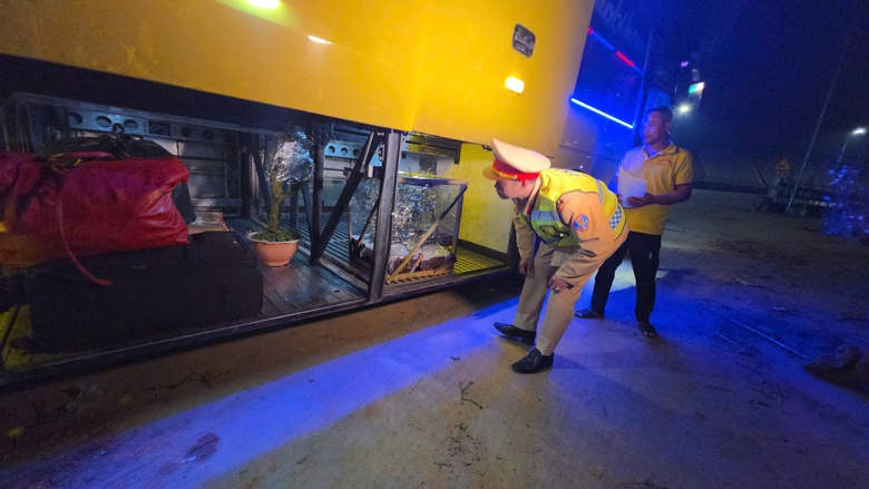 CSGT L&agrave;o Cai siết an to&agrave;n giao th&ocirc;ng xe kh&aacute;ch dịp cuối năm tr&ecirc;n QL4D- Ảnh 4.