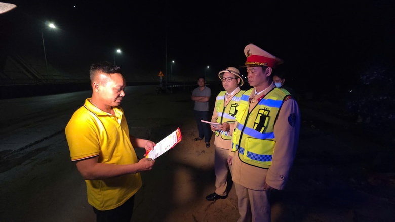 CSGT L&agrave;o Cai siết an to&agrave;n giao th&ocirc;ng xe kh&aacute;ch dịp cuối năm tr&ecirc;n QL4D- Ảnh 5.