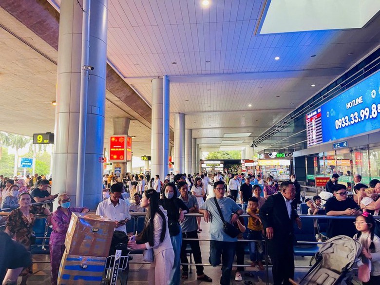 Sân bay Tân Sơn Nhất bước vào cao điểm Tết với hơn 1.000 chuyến bay trong ngày 10/2- Ảnh 1. Sân bay Tân Sơn Nhất bước vào cao điểm Tết với hơn 1.000 chuyến bay trong ngày 10/2- Ảnh 1.